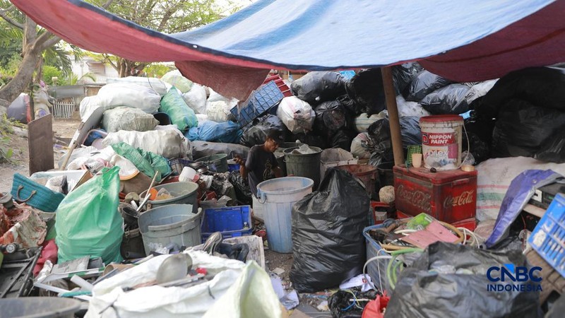 Seorang warga memilah sampah di kawasan kuburan Cina, Menteng Atas, Jakarta, Senin (10/8/2026).