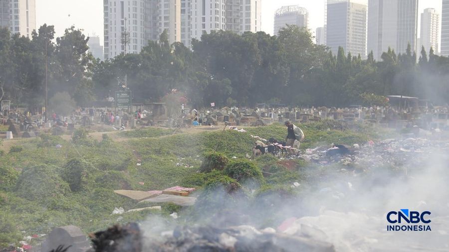 Seorang warga memilah sampah di kawasan kuburan Cina, Menteng Atas, Jakarta, Senin (10/8/2026).