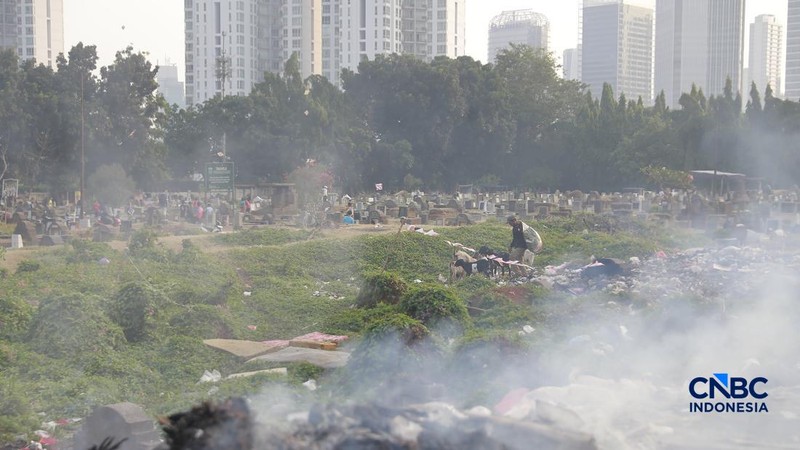 Seorang warga memilah sampah di kawasan kuburan Cina, Menteng Atas, Jakarta, Senin (10/8/2026).