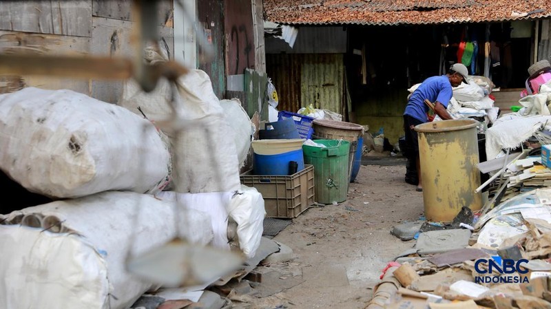 Seorang warga memilah sampah di kawasan kuburan Cina, Menteng Atas, Jakarta, Senin (10/8/2026).
