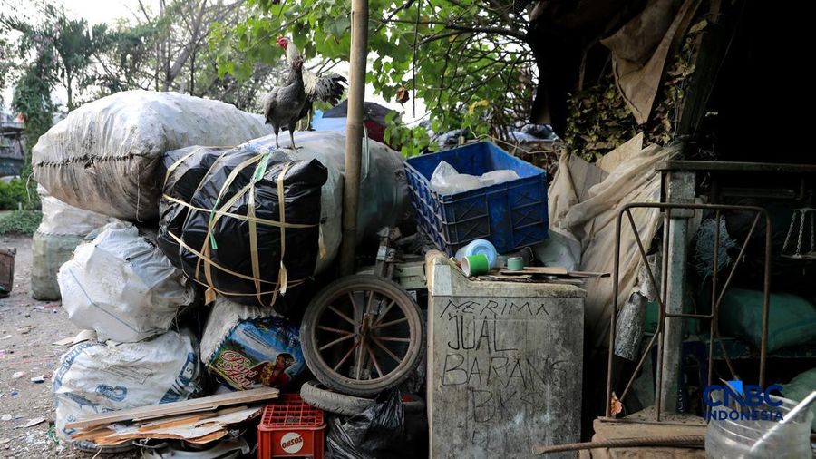 Seorang warga memilah sampah di kawasan kuburan Cina, Menteng Atas, Jakarta, Senin (10/8/2026).
