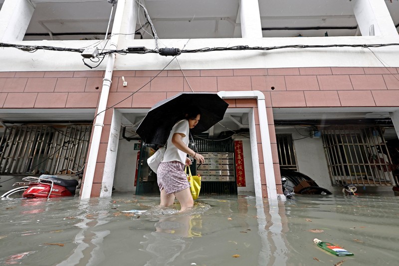 Tampilan dari drone memperlihatkan sebuah desa yang terendam banjir akibat hujan deras yang dibawa oleh Topan Dolphin di Kota Dajing, Yueqing, Provinsi Zhejiang, Tiongkok, pada 10 Agustus 2026. (cnsphoto via REUTERS)