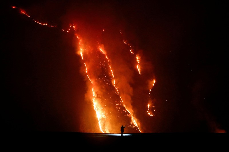Kebakaran Hutan di Taman Nasional Bromo Tengger Semeru, Probolinggo, Jawa Timur, Minggu (9/8/2026). (REUTERS/Dipta Wahyu)
