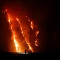 Seseorang mengamati kobaran api saat kebakaran hutan di lereng bukit di Taman Nasional Bromo Tengger Semeru di Probolinggo, Provinsi Jawa Timur, MInggu (9/8/2026). (REUTERS/Dipta Wahyu)