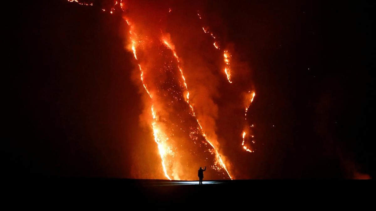 Potret Ngeri Kebakaran Gunung Bromo, Meluas 520 H-Wisata Ditutup