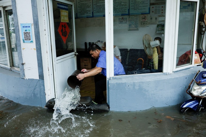 Tampilan dari drone memperlihatkan sebuah desa yang terendam banjir akibat hujan deras yang dibawa oleh Topan Dolphin di Kota Dajing, Yueqing, Provinsi Zhejiang, Tiongkok, pada 10 Agustus 2026. (cnsphoto via REUTERS)