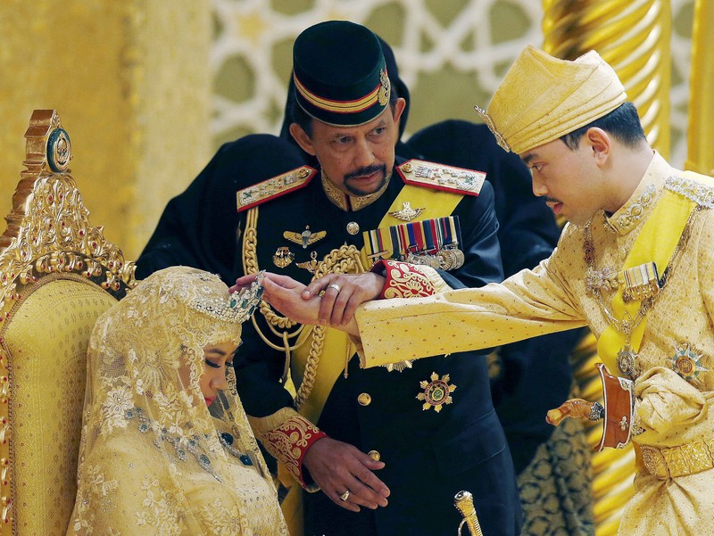 Dayangku Raabi'atul 'Adawiyyah Pengiran Haji Bolkiah dari Brunei meninggalkan pesta pernikahan kerajaan setelah menikah dengan Pangeran Brunei Abdul Malik di Istana Nurul Iman di Bandar Seri Begawan 12 April 2015. (REUTERS/Olivia Harris/File Foto)