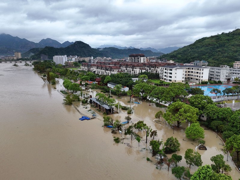 Tampilan dari drone memperlihatkan sebuah desa yang terendam banjir akibat hujan deras yang dibawa oleh Topan Dolphin di Kota Dajing, Yueqing, Provinsi Zhejiang, Tiongkok, pada 10 Agustus 2026. (cnsphoto via REUTERS)