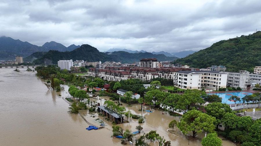 Tampilan dari drone memperlihatkan sebuah desa yang terendam banjir akibat hujan deras yang dibawa oleh Topan Dolphin di Kota Dajing, Yueqing, Provinsi Zhejiang, Tiongkok, pada 10 Agustus 2026. (cnsphoto via REUTERS)
