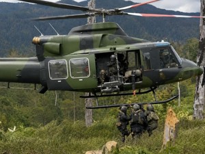 Pakai Helikopter, TNI Evakuasi Warga dari Konflik Ugimba Intan Jaya
