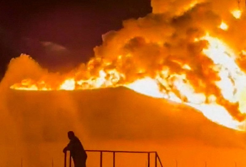 Api berkobar di dalam tangki penyimpanan sementara petugas pemadam kebakaran berupaya mengendalikan kobaran api, di sebuah kilang minyak di Zawiya, Libya, Senin (10/8/2026). (via REUTERS/VIDEO OBTAINED BY REUTERS)
