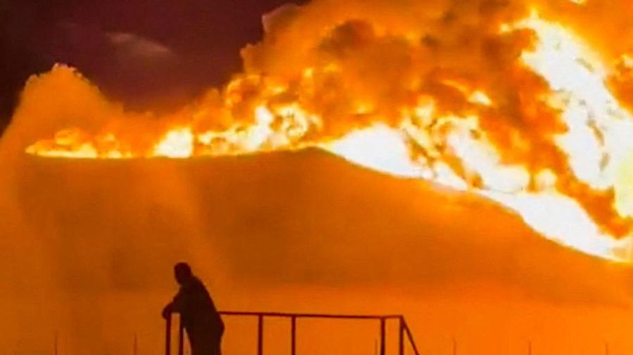 Api berkobar di dalam tangki penyimpanan sementara petugas pemadam kebakaran berupaya mengendalikan kobaran api, di sebuah kilang minyak di Zawiya, Libya, Senin (10/8/2026). (via REUTERS/VIDEO OBTAINED BY REUTERS)