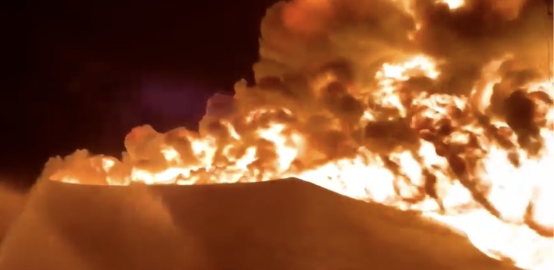 Api berkobar di dalam tangki penyimpanan sementara petugas pemadam kebakaran berupaya mengendalikan kobaran api, di sebuah kilang minyak di Zawiya, Libya, Senin (10/8/2026). (via REUTERS/VIDEO OBTAINED BY REUTERS)