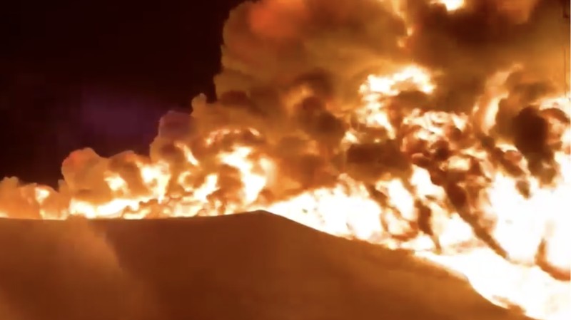 Api berkobar di dalam tangki penyimpanan sementara petugas pemadam kebakaran berupaya mengendalikan kobaran api, di sebuah kilang minyak di Zawiya, Libya, Senin (10/8/2026). (Tangkapan Layar Video/REUTERS)