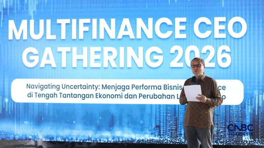 Deputi Komisioner Pengawas Lembaga Pembiayaan, Perusahaan Modal Ventura, Lembaga Keuangan Mikro dan Lembaga Jasa Keuangan lainnya, OJK, Jasmi saat menyampaikan pemaparan dalam Multifinance CEO Gathering 2026 di Jakarta, Selasa (11/8/2026). (CNBC Indo