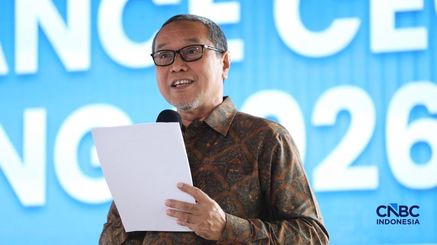 Deputi Komisioner Pengawas Lembaga Pembiayaan, Perusahaan Modal Ventura, Lembaga Keuangan Mikro dan Lembaga Jasa Keuangan lainnya, OJK, Jasmi saat menyampaikan pemaparan dalam Multifinance CEO Gathering 2026 di Jakarta, Selasa (11/8/2026). (CNBC Indo