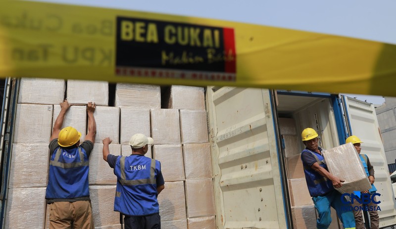 Konferensi Pers Penindakan Rokok Ilegal KPU Bea dan Cukai Tipe A Tanjung Priok di TPS Multi Terminal Indonesia (CDC Banda), Jakarta Utara, Selasa, (11/8/2026). (CNBC Indonesia/Muhammad Sabki)