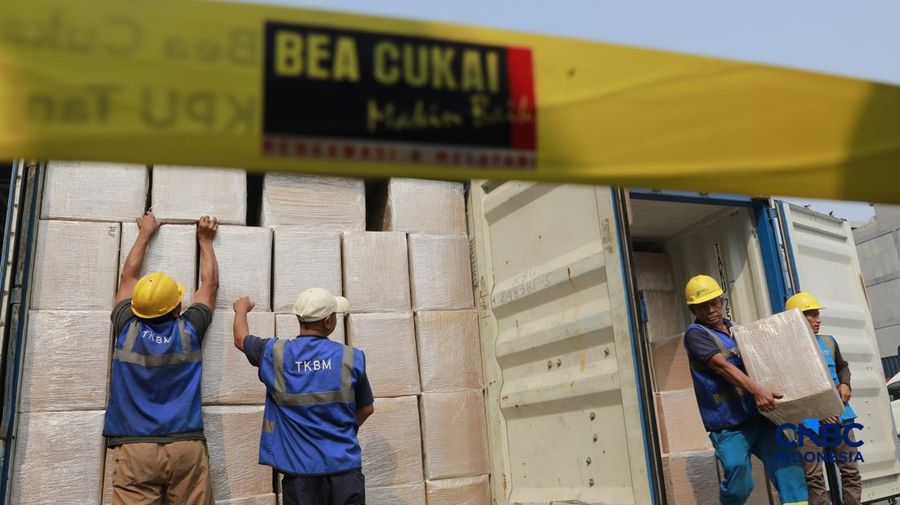 Direktur Jenderal Bea dan Cukai Indonesia, Djaka Budi Utama saat melihat barang bukti Rokok Ilegal dalam Konferensi Pers Penindakan Rokok Ilegal KPU Bea dan Cukai Tipe A Tanjung Priok di TPS Multi Terminal Indonesia (CDC Banda), Jakarta Utara, Selasa, (11/8/2026).
