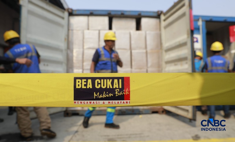 Konferensi Pers Penindakan Rokok Ilegal KPU Bea dan Cukai Tipe A Tanjung Priok di TPS Multi Terminal Indonesia (CDC Banda), Jakarta Utara, Selasa, (11/8/2026). (CNBC Indonesia/Muhammad Sabki)