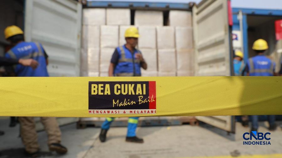 Direktur Jenderal Bea dan Cukai Indonesia, Djaka Budi Utama saat melihat barang bukti Rokok Ilegal dalam Konferensi Pers Penindakan Rokok Ilegal KPU Bea dan Cukai Tipe A Tanjung Priok di TPS Multi Terminal Indonesia (CDC Banda), Jakarta Utara, Selasa, (11/8/2026).