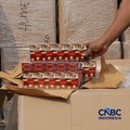 Direktur Jenderal Bea dan Cukai Indonesia, Djaka Budi Utama saat melihat barang bukti Rokok Ilegal dalam Konferensi Pers Penindakan Rokok Ilegal KPU Bea dan Cukai Tipe A Tanjung Priok di TPS Multi Terminal Indonesia (CDC Banda), Jakarta Utara, Selasa