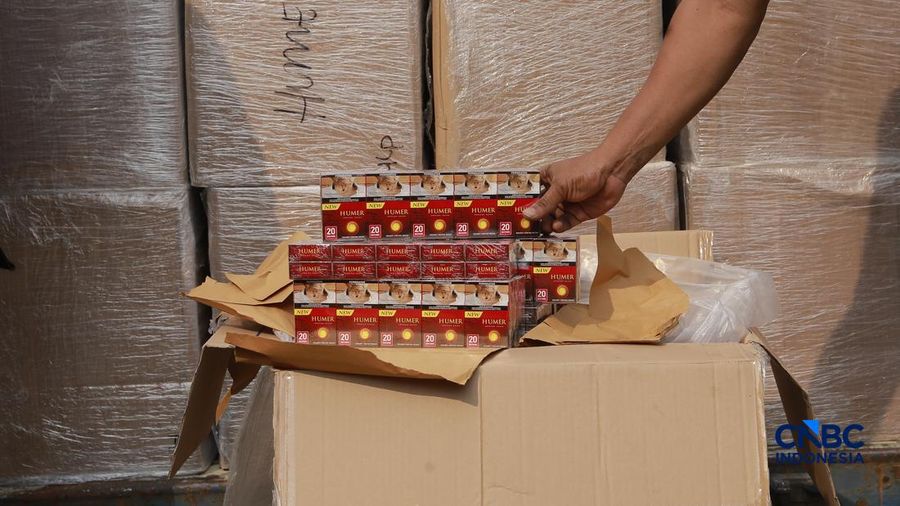 Direktur Jenderal Bea dan Cukai Indonesia, Djaka Budi Utama saat melihat barang bukti Rokok Ilegal dalam Konferensi Pers Penindakan Rokok Ilegal KPU Bea dan Cukai Tipe A Tanjung Priok di TPS Multi Terminal Indonesia (CDC Banda), Jakarta Utara, Selasa, (11/8/2026).