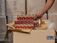 Direktur Jenderal Bea dan Cukai Indonesia, Djaka Budi Utama saat melihat barang bukti Rokok Ilegal dalam Konferensi Pers Penindakan Rokok Ilegal KPU Bea dan Cukai Tipe A Tanjung Priok di TPS Multi Terminal Indonesia (CDC Banda), Jakarta Utara, Selasa