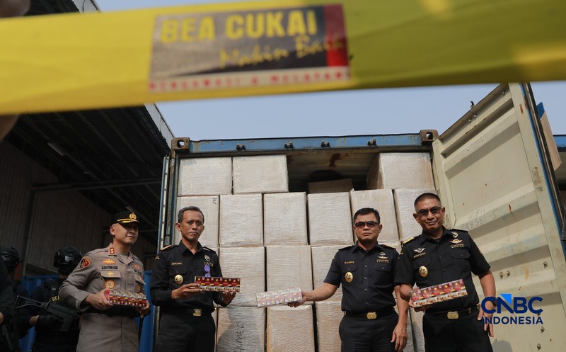 Konferensi Pers Penindakan Rokok Ilegal KPU Bea dan Cukai Tipe A Tanjung Priok di TPS Multi Terminal Indonesia (CDC Banda), Jakarta Utara, Selasa, (11/8/2026). (CNBC Indonesia/Muhammad Sabki)
