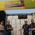 Direktur Jenderal Bea dan Cukai Indonesia, Djaka Budi Utama saat melihat barang bukti Rokok Ilegal dalam Konferensi Pers Penindakan Rokok Ilegal KPU Bea dan Cukai Tipe A Tanjung Priok di TPS Multi Terminal Indonesia (CDC Banda), Jakarta Utara, Selasa