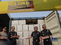 Direktur Jenderal Bea dan Cukai Indonesia, Djaka Budi Utama saat melihat barang bukti Rokok Ilegal dalam Konferensi Pers Penindakan Rokok Ilegal KPU Bea dan Cukai Tipe A Tanjung Priok di TPS Multi Terminal Indonesia (CDC Banda), Jakarta Utara, Selasa