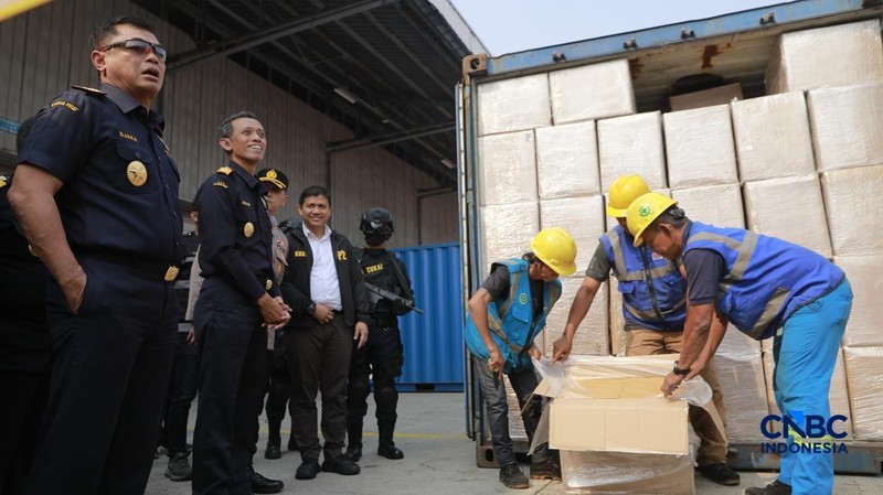 Direktur Jenderal Bea dan Cukai Indonesia, Djaka Budi Utama saat melihat barang bukti Rokok Ilegal dalam Konferensi Pers Penindakan Rokok Ilegal KPU Bea dan Cukai Tipe A Tanjung Priok di TPS Multi Terminal Indonesia (CDC Banda), Jakarta Utara, Selasa, (11/8/2026).