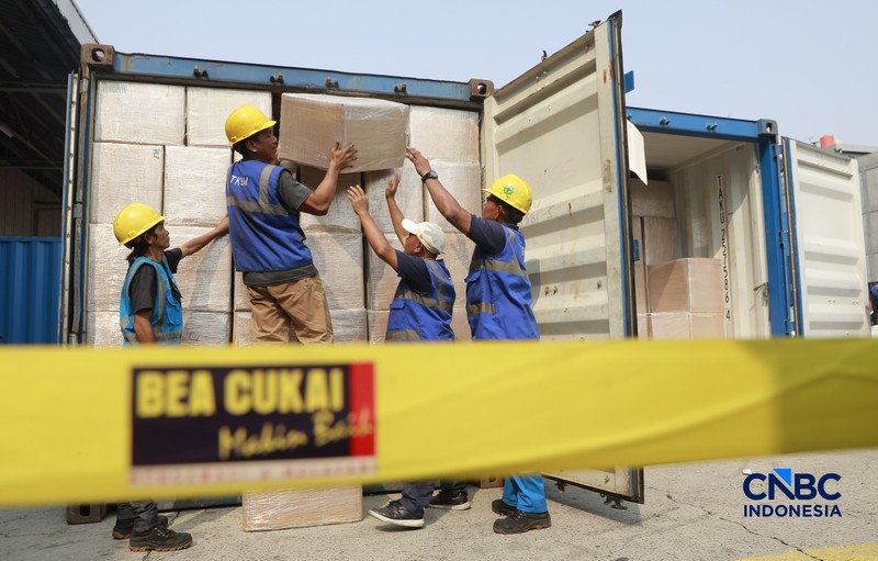 Konferensi Pers Penindakan Rokok Ilegal KPU Bea dan Cukai Tipe A Tanjung Priok di TPS Multi Terminal Indonesia (CDC Banda), Jakarta Utara, Selasa, (11/8/2026). (CNBC Indonesia/Muhammad Sabki)