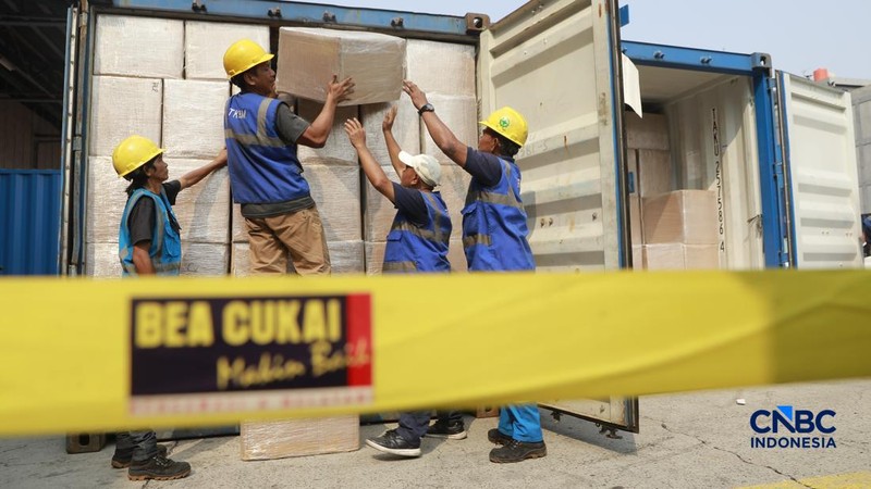 Direktur Jenderal Bea dan Cukai Indonesia, Djaka Budi Utama saat melihat barang bukti Rokok Ilegal dalam Konferensi Pers Penindakan Rokok Ilegal KPU Bea dan Cukai Tipe A Tanjung Priok di TPS Multi Terminal Indonesia (CDC Banda), Jakarta Utara, Selasa, (11/8/2026).