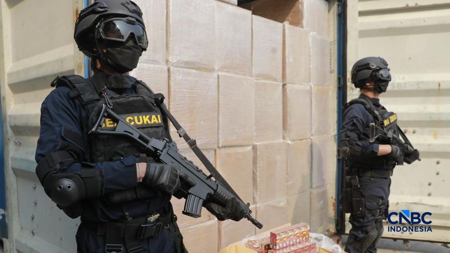 Direktur Jenderal Bea dan Cukai Indonesia, Djaka Budi Utama saat melihat barang bukti Rokok Ilegal dalam Konferensi Pers Penindakan Rokok Ilegal KPU Bea dan Cukai Tipe A Tanjung Priok di TPS Multi Terminal Indonesia (CDC Banda), Jakarta Utara, Selasa, (11/8/2026).