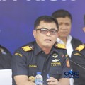 Direktur Jenderal Bea dan Cukai Indonesia, Djaka Budi Utama saat menyampaikan Konferensi Pers Penindakan Rokok Ilegal KPU Bea dan Cukai Tipe A Tanjung Priok di TPS Multi Terminal Indonesia (CDC Banda), Jakarta Utara, Selasa (11/8/2026). (CNBC Indones