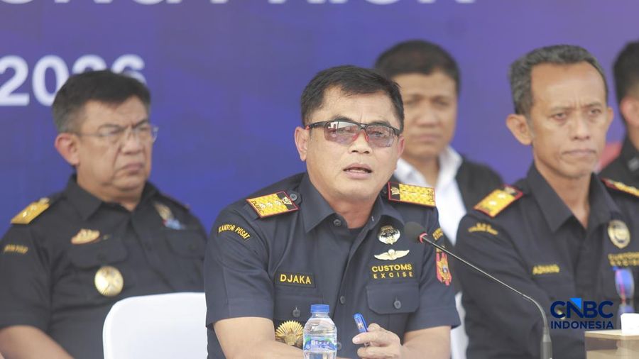 Direktur Jenderal Bea dan Cukai Indonesia, Djaka Budi Utama saat menyampaikan Konferensi Pers Penindakan Rokok Ilegal KPU Bea dan Cukai Tipe A Tanjung Priok di TPS Multi Terminal Indonesia (CDC Banda), Jakarta Utara, Selasa (11/8/2026). (CNBC Indones
