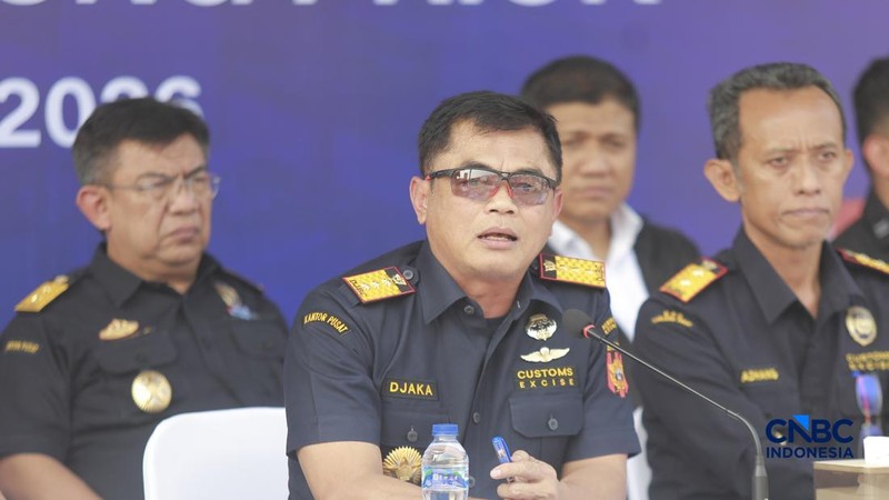 Direktur Jenderal Bea dan Cukai Indonesia, Djaka Budi Utama saat menyampaikan Konferensi Pers Penindakan Rokok Ilegal KPU Bea dan Cukai Tipe A Tanjung Priok di TPS Multi Terminal Indonesia (CDC Banda), Jakarta Utara, Selasa (11/8/2026).