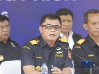 Direktur Jenderal Bea dan Cukai Indonesia, Djaka Budi Utama saat menyampaikan Konferensi Pers Penindakan Rokok Ilegal KPU Bea dan Cukai Tipe A Tanjung Priok di TPS Multi Terminal Indonesia (CDC Banda), Jakarta Utara, Selasa (11/8/2026). (CNBC Indones