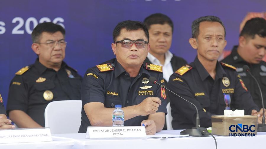 Direktur Jenderal Bea dan Cukai Indonesia, Djaka Budi Utama saat menyampaikan Konferensi Pers Penindakan Rokok Ilegal KPU Bea dan Cukai Tipe A Tanjung Priok di TPS Multi Terminal Indonesia (CDC Banda), Jakarta Utara, Selasa (11/8/2026). (CNBC Indones