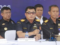 Direktur Jenderal Bea dan Cukai Indonesia, Djaka Budi Utama saat menyampaikan Konferensi Pers Penindakan Rokok Ilegal KPU Bea dan Cukai Tipe A Tanjung Priok di TPS Multi Terminal Indonesia (CDC Banda), Jakarta Utara, Selasa (11/8/2026). (CNBC Indones