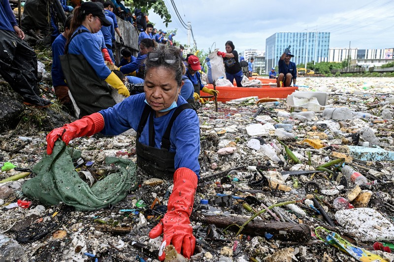 Eva Mangunay, 62, bagian dari Departemen Lingkungan Hidup dan Sumber Daya Alam (DENR),