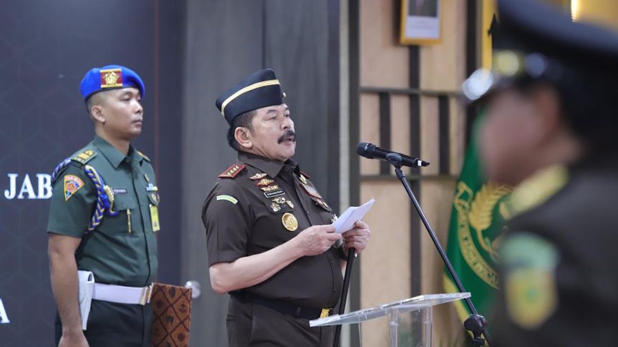 Jaksa Agung Republik Indonesia Sanitiar Burhanuddin melantik dan memimpin prosesi pengambilan sumpah jabatan kepala Kejaksaan Tinggi dan pejabat eselon II Kejaksaan Agung di Aula Lantai 11 Gedung Utama Kejaksaan Agung, Jakarta Selatan, Selasa (11/8/2