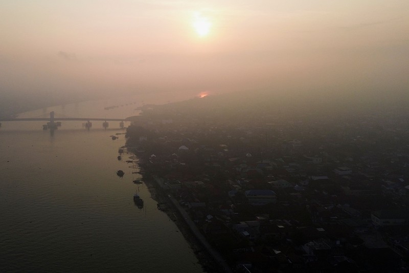 Kabut asap akibat kebakaran hutan di Palembang, Provinsi Sumatera Selatan, Selasa (11/8/2026). (REUTERS/Abriansyah Liberto)
