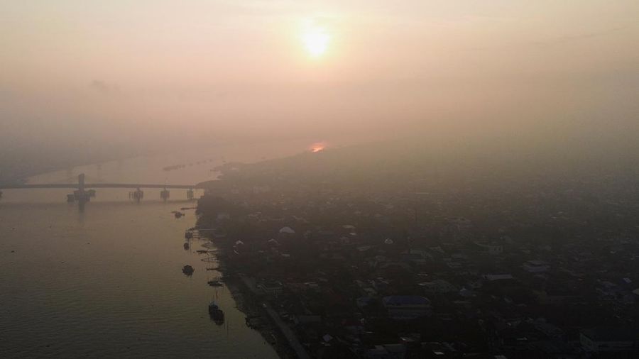 Kabut asap akibat kebakaran hutan di Palembang, Provinsi Sumatera Selatan, Selasa (11/8/2026). (REUTERS/Abriansyah Liberto)