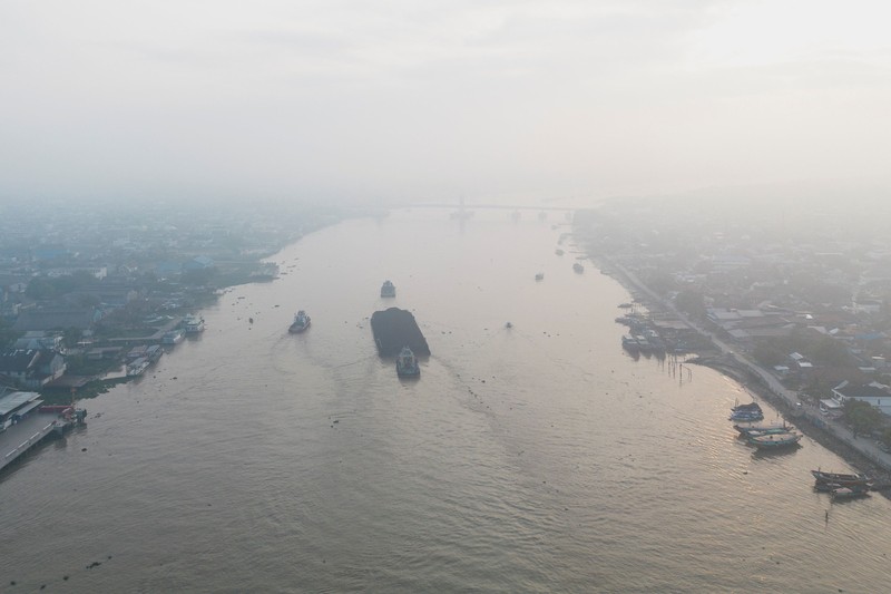 Kabut asap akibat kebakaran hutan di Palembang, Provinsi Sumatera Selatan, Selasa (11/8/2026). (REUTERS/Abriansyah Liberto)