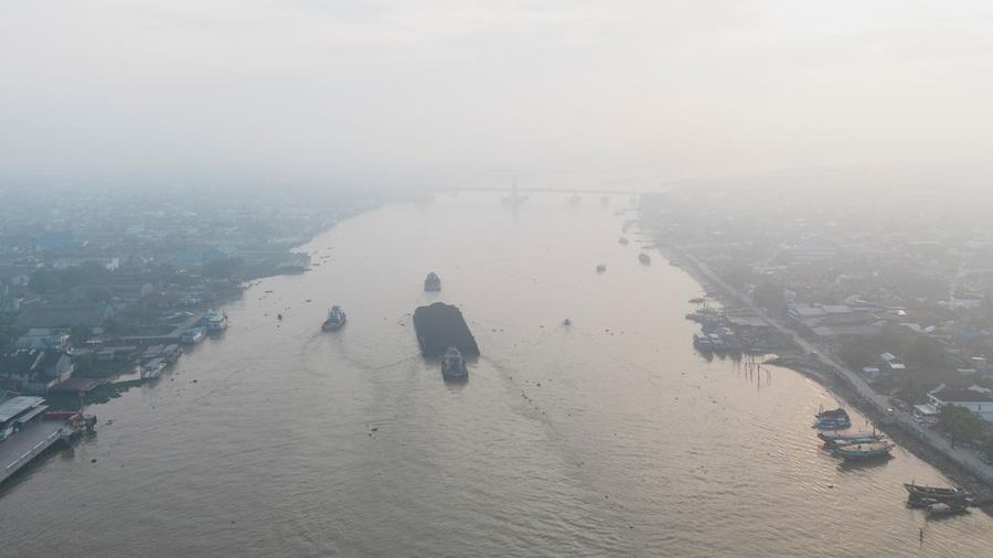 Kabut asap akibat kebakaran hutan di Palembang, Provinsi Sumatera Selatan, Selasa (11/8/2026). (REUTERS/Abriansyah Liberto)