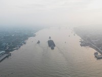 Penampakan Kabut Asap Kebakaran Hutan Kepung Palembang, Matahari Kabur