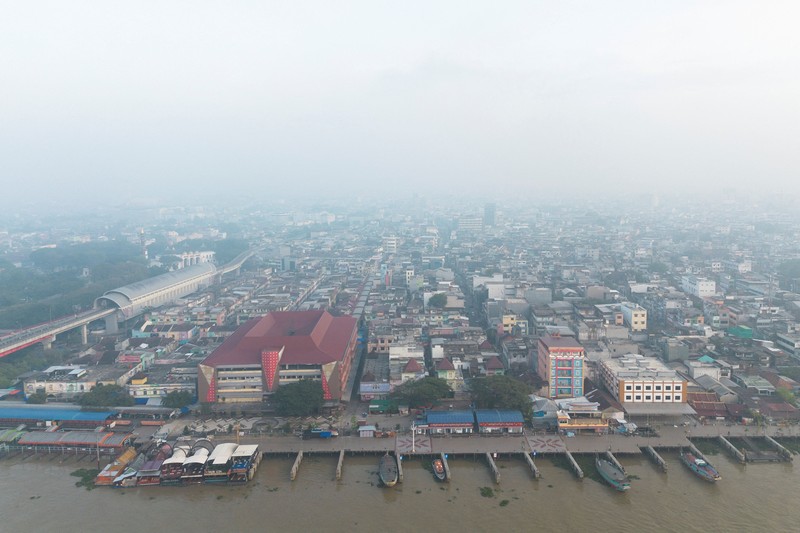 Kabut asap akibat kebakaran hutan di Palembang, Provinsi Sumatera Selatan, Selasa (11/8/2026). (REUTERS/Abriansyah Liberto)