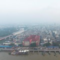 Kabut asap akibat kebakaran hutan di Palembang, Provinsi Sumatera Selatan, Selasa (11/8/2026). (REUTERS/Abriansyah Liberto)