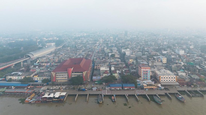Kabut asap akibat kebakaran hutan di Palembang, Provinsi Sumatera Selatan, Selasa (11/8/2026). (REUTERS/Abriansyah Liberto)